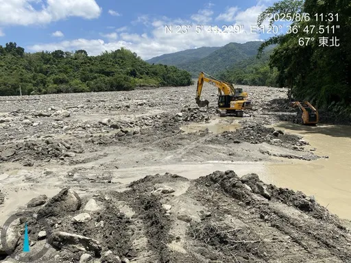 豪雨酿甲仙关山桥堰塞湖!林业署疏通土石堵塞 确保下游居民安全