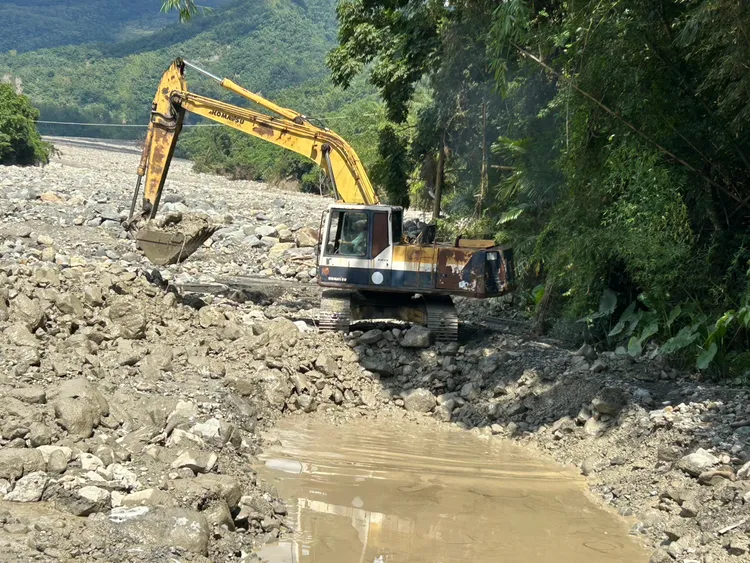 林業署出動機具清通河道水路。翻攝畫面