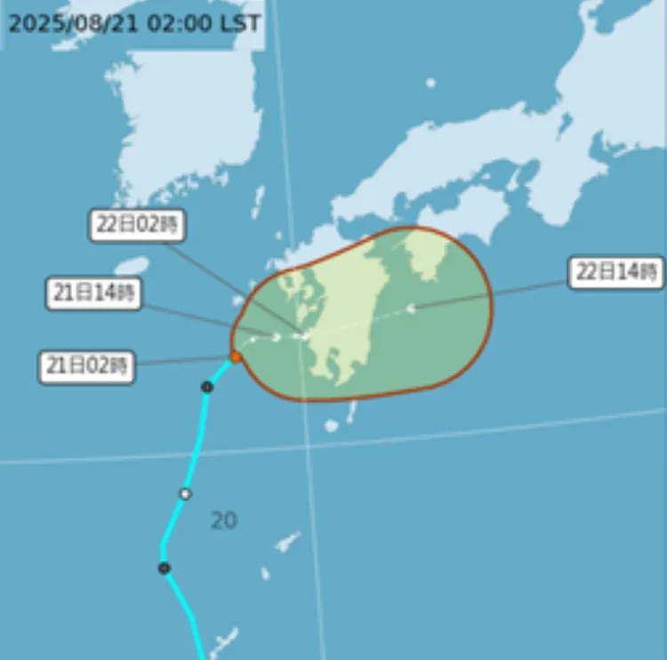 氣象署「路徑潛勢預測圖」顯示，在日本九州西方海面的「熱帶低壓」偏東移動，持續減弱，其殘餘環流將為九州帶來明顯降雨。