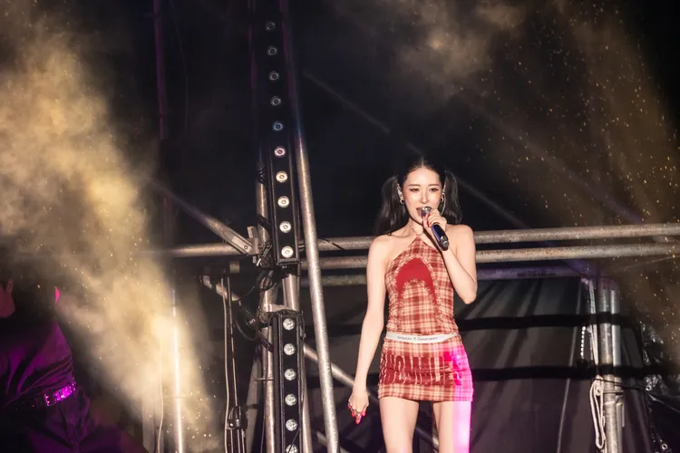 宣美在雨中冒雨開唱。讀者提供