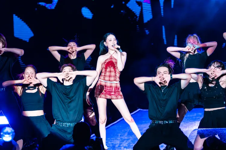 宣美的膝蓋見血，不清楚蚊子咬還是趴在地上熱舞受傷。讀者提供