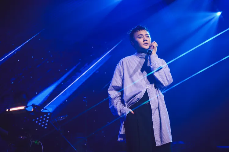 許富凱以歌聲幫世間男女悲歡離合超渡。寬宏藝術X何樂音樂提供