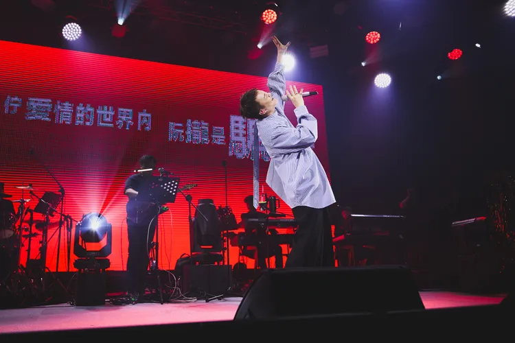 許富凱回顧駐唱大歌廳時期，扭腰擺臀炒熱全場氣氛。寬宏藝術X何樂音樂提供