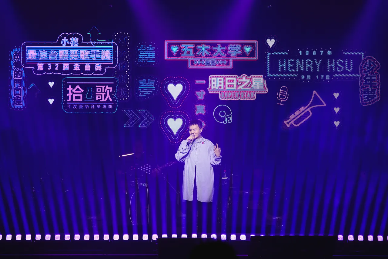 许富凯准备驻唱大歌厅桥段,回顾过往。宽宏艺术X何乐音乐提供