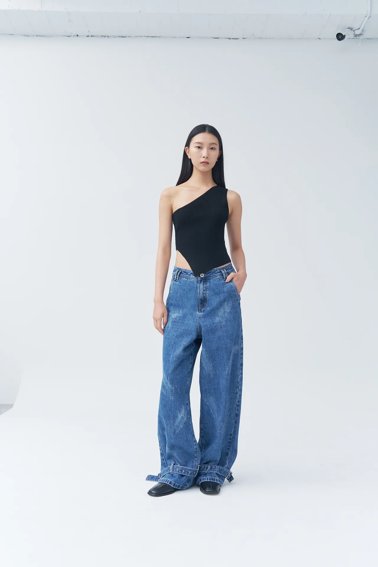 MOUGGAN LAB + JWH不對稱斜肩背心1280元、中性丹寧長褲2480元。品牌提供