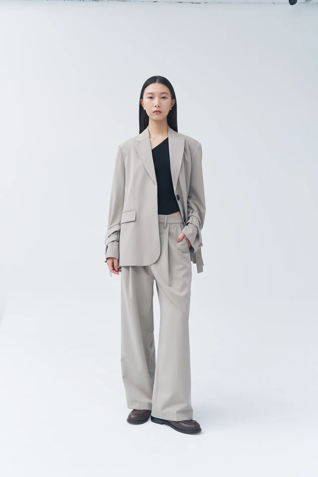 MOUGGAN LAB + JWH袖開衩西裝外套3480元、打褶西裝長褲2480元。品牌提供
