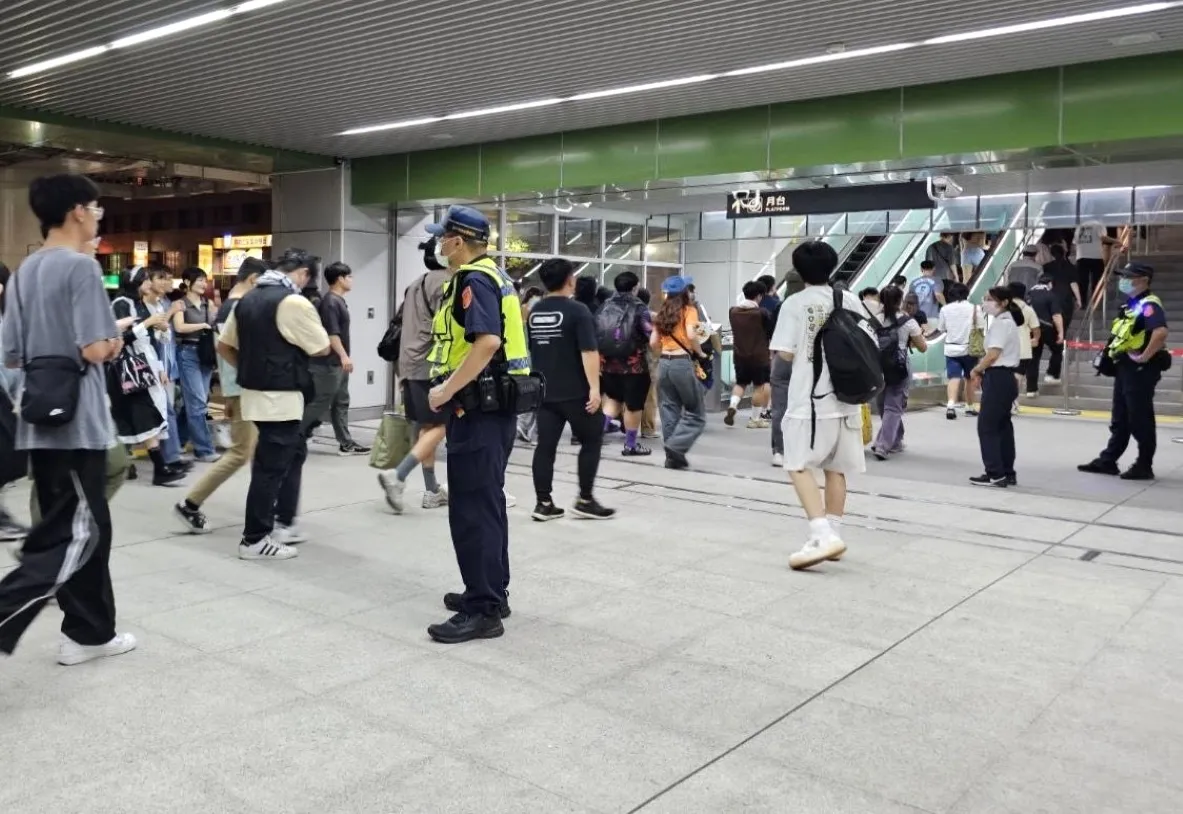 捷運警察巡視車站,確保旅客安全。市府提供