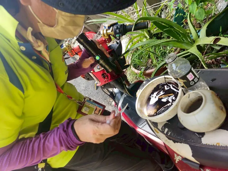 防疫人員進行社區登革熱孳生源巡檢。翻攝畫面