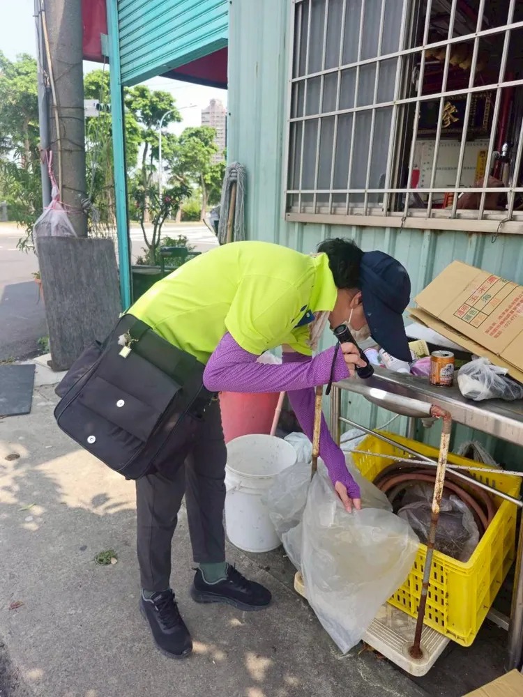 防疫人員進行社區登革熱孳生源巡檢。翻攝畫面