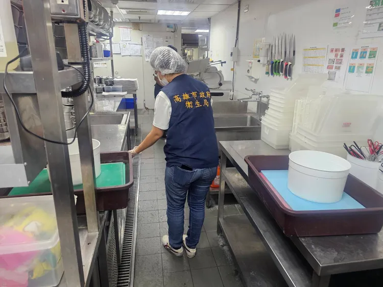 衛生局20日到高雄義大世界肉多多火鍋查察。翻攝畫面