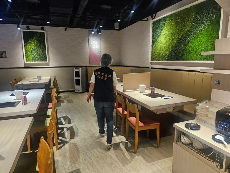 衛生局20日到高雄義大世界肉多多火鍋查察。翻攝畫面