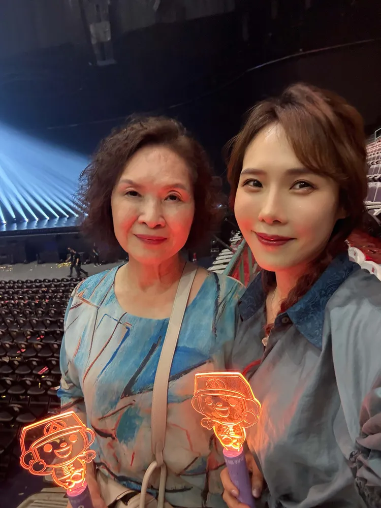 吳申梅追星江蕙兼孝親。喜上梅梢娛樂提供