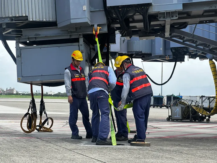 空橋綁橋作業。桃機提供