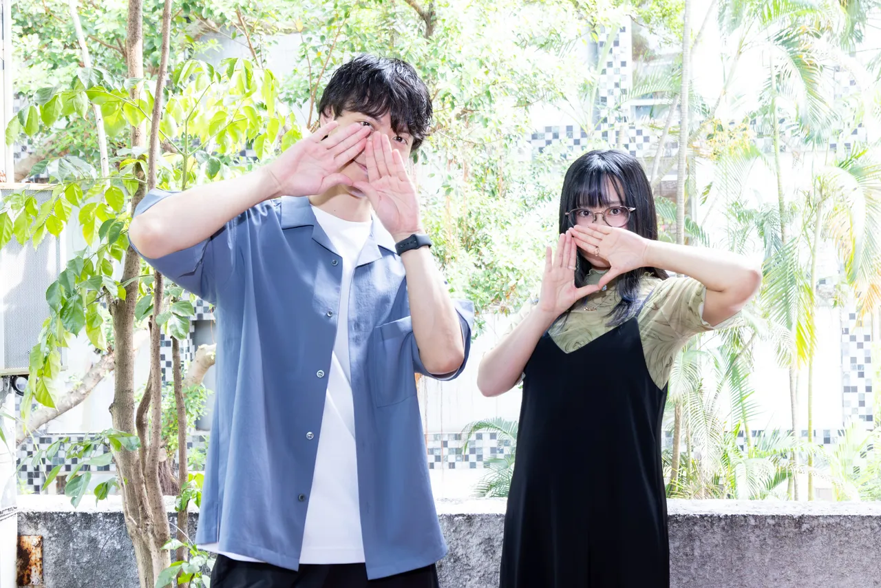 主唱Chiho(右)、吉他手Yuta比出团名的三角形符号。Welcome Music提供