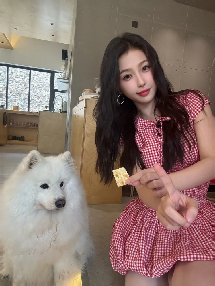 虞書欣形象俏皮可愛，很有人氣，常被網友拿來與趙露思比較。翻攝虞書欣微博