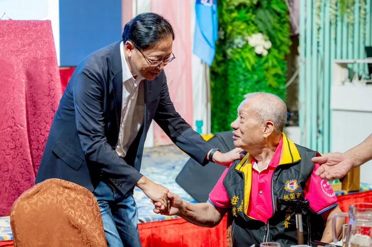 張善政向捍衛中華民國英雄致敬。桃園市府提供