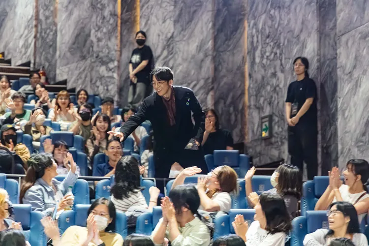 高橋一生現身主動與粉絲擊掌。原創娛樂提供