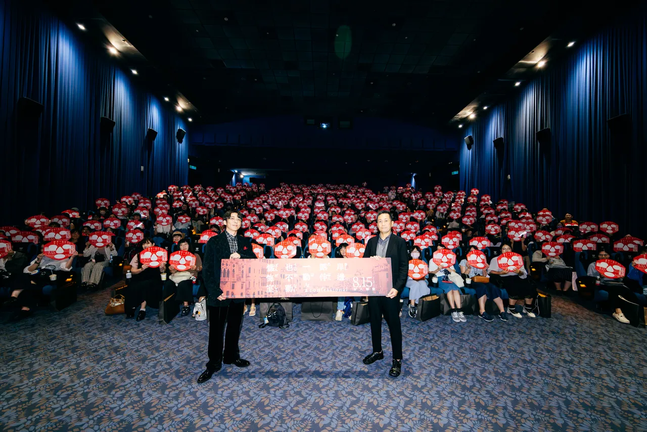 高桥一生(左)、导演渡边一贵与全场粉丝合照。原创娱乐提供