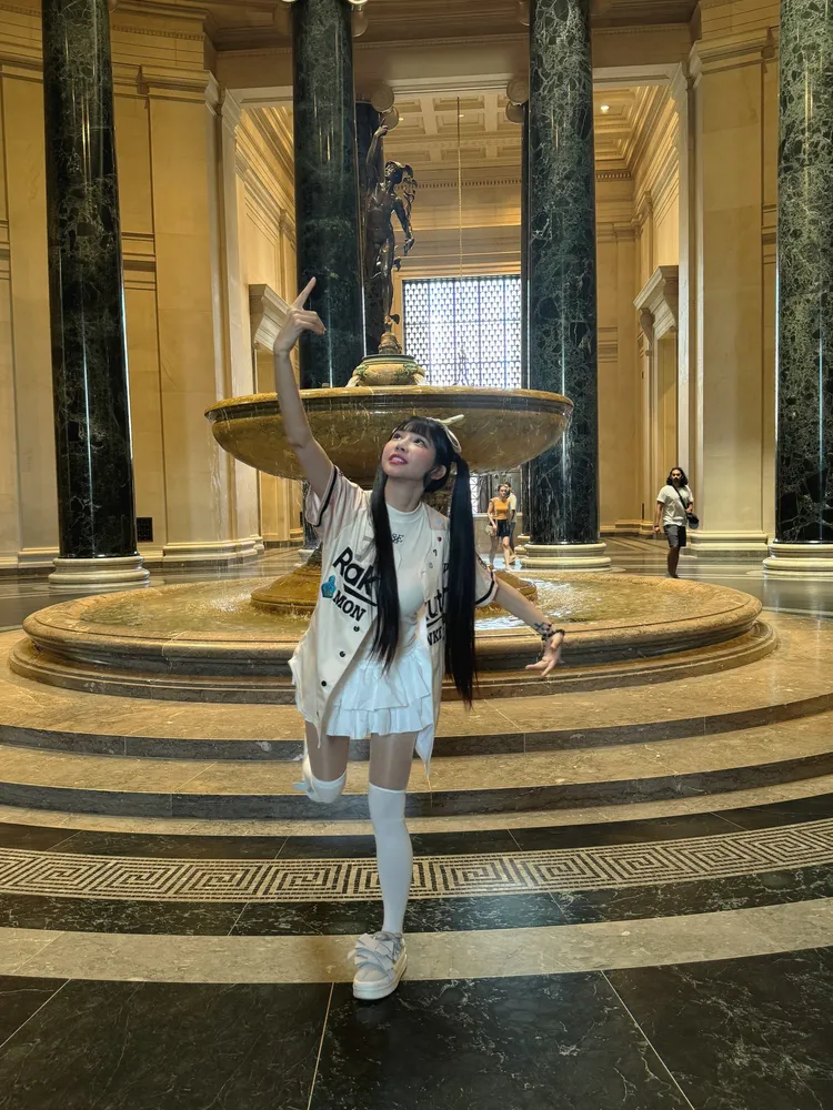 筠熹模仿博物館裡的雕像。樂天桃猿提供