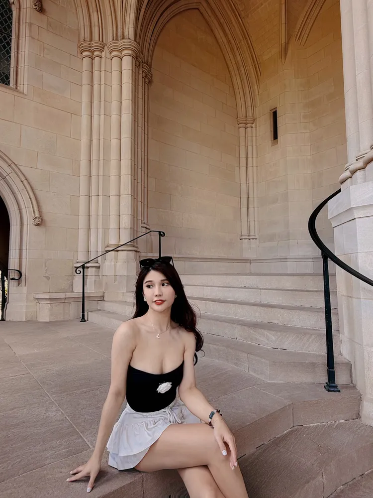 琳妲火辣拍照。樂天桃猿提供