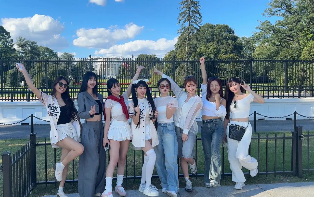 乐天女孩白宫前合影。乐天桃猿提供