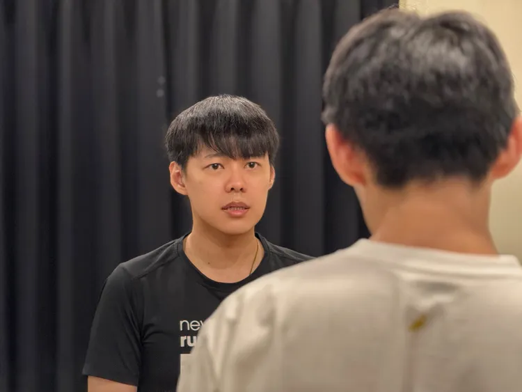 阿凱排練舞台劇時神情凝重。夫夫之道提供