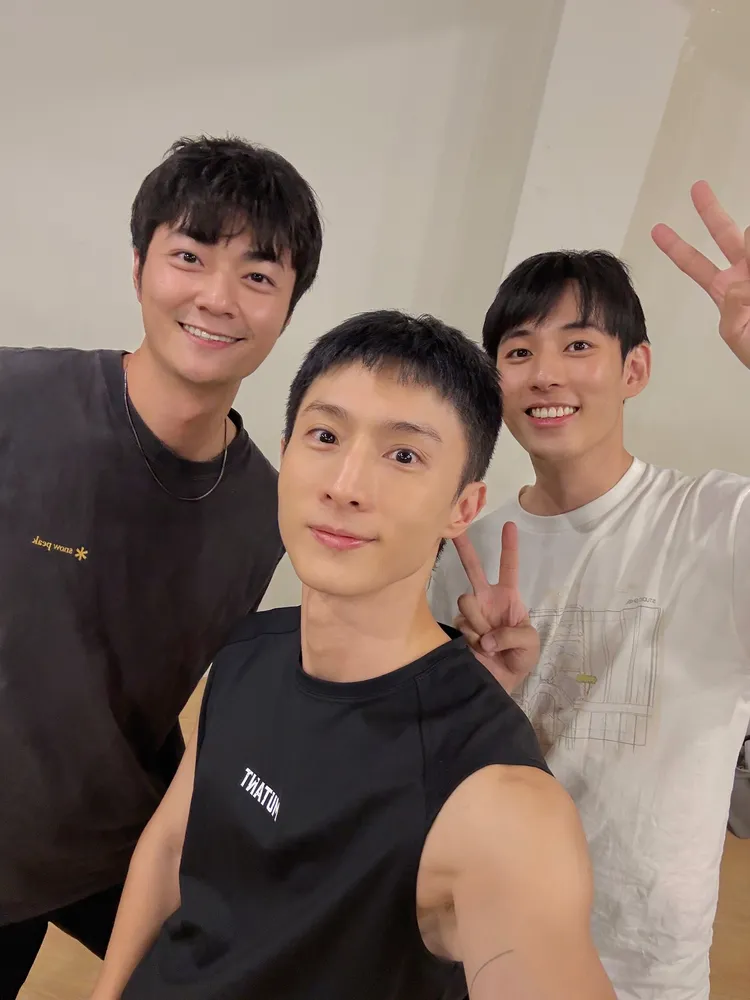 阿本邀徐鈞浩、吳秉宸排練場自拍留念。夫夫之道提供