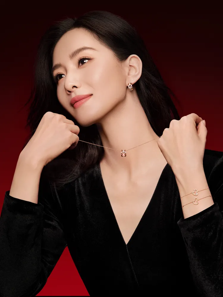 劉詩詩不僅佩戴Wulu Eternity新款項鍊，耳畔、手腕也點綴著Qeelin標誌性葫蘆珠寶。品牌提供