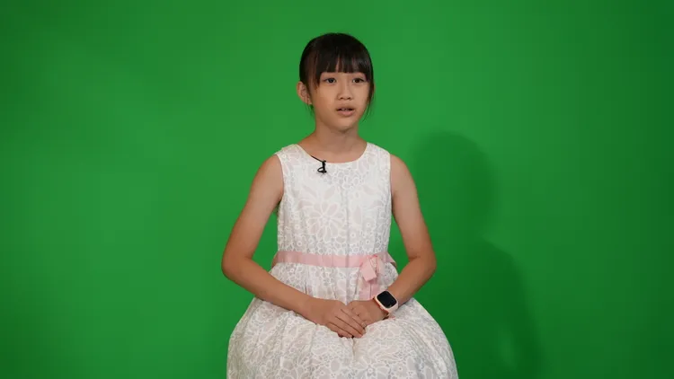 小朋友進到攝影棚，親自坐上主播台報新聞的課程，讓營隊的同學興奮又緊張。主辦單位提供