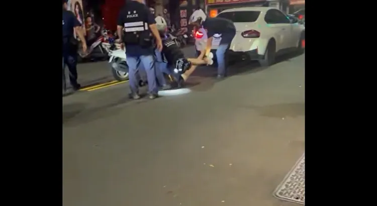 侯女遭警方壓制。翻攝畫面