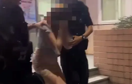 43歲女星開BMW違規拒檢撞警逃逸!800公尺後被壓制在地 狼狽遭移送