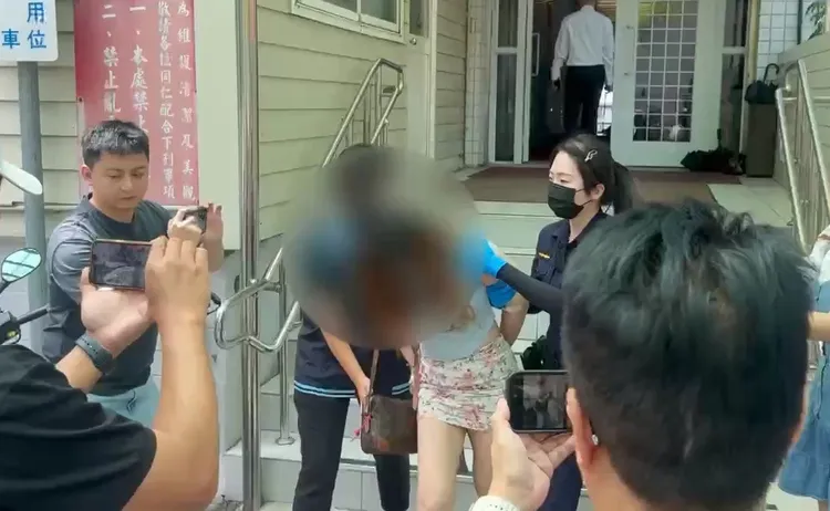 侯女遭警方移送。翻攝畫面