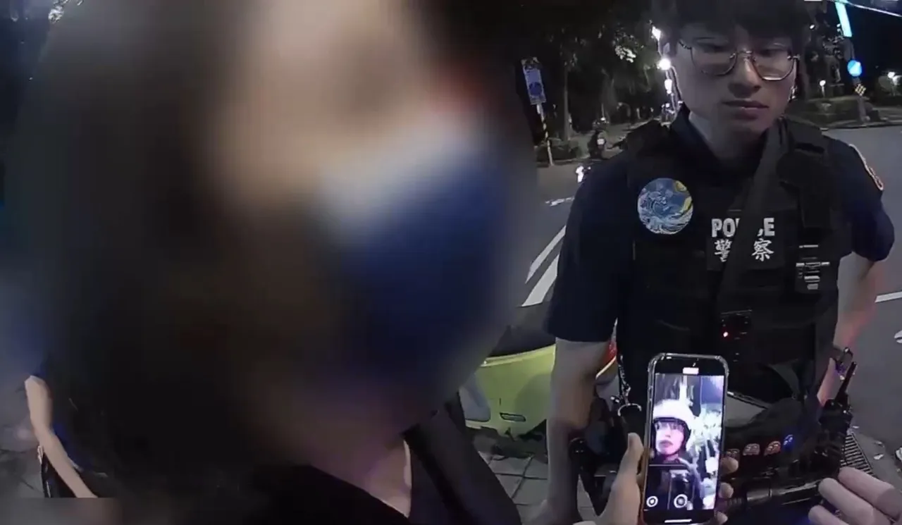 警员询问绿灯为何不走,吕女却辩称前面是红灯。翻摄画面