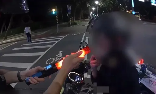 弄巧成拙!女騎士綠燈停10秒不走辯「禮讓警車」 原來「黃湯下肚」怕被抓