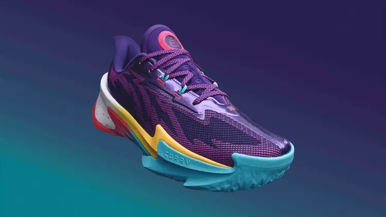 「CURRY SERIES 7」外觀融合雙色大底、漸層與潑墨效果，相當搶眼。品牌提供