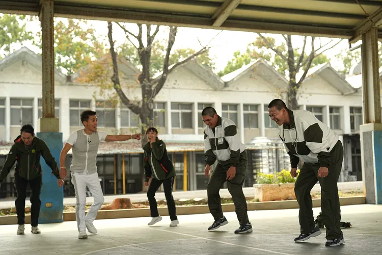 客座教練潘若迪（左二）登場，嚴格帶星兵跳操。台視提供