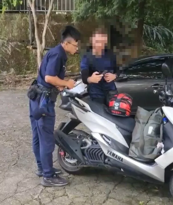 警員協助引導。大溪警分局提供