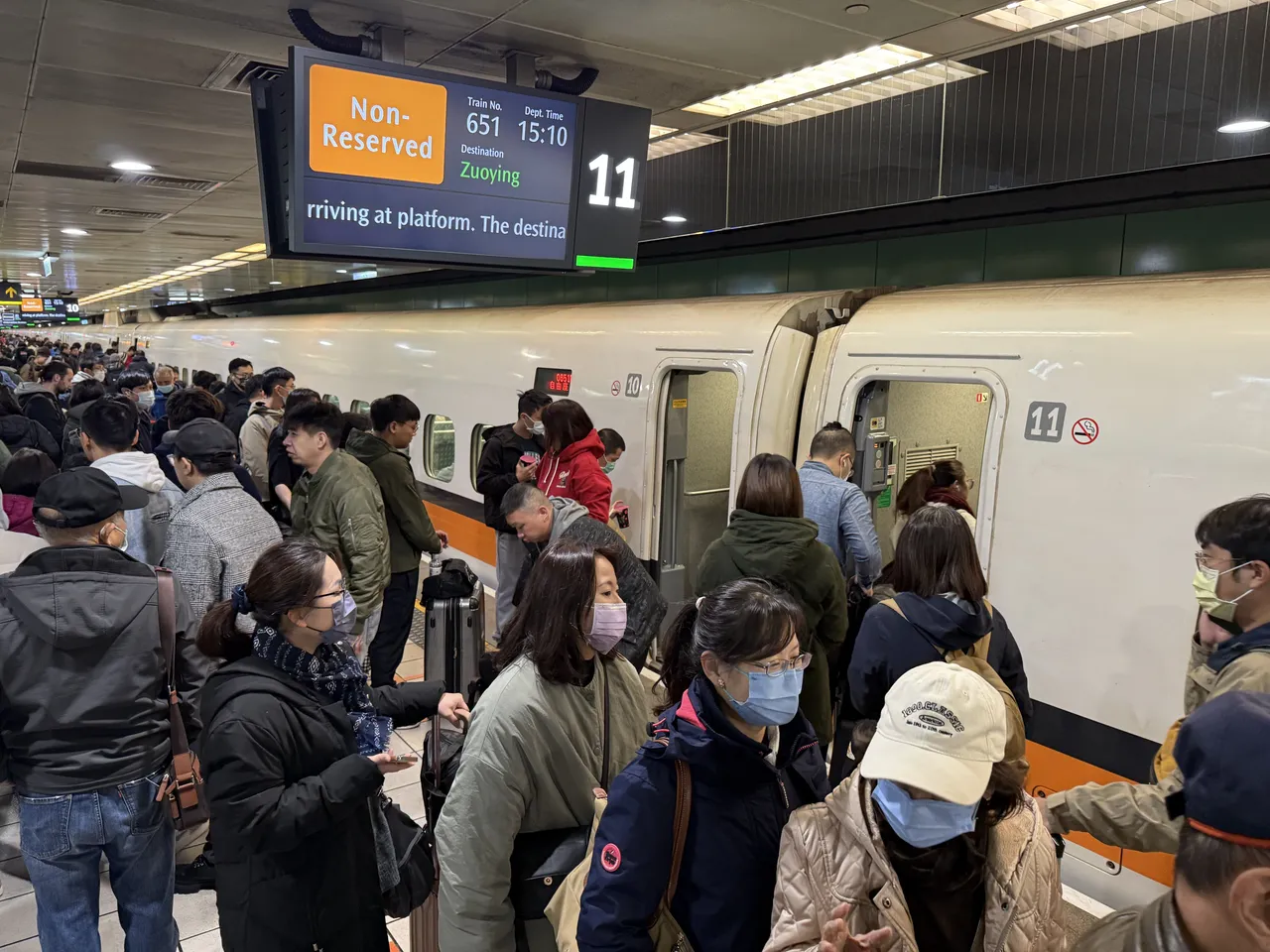 不少民眾都曾遇到,連假時自由座乘客眾多,導致對號座也進不上車廂的情況。示意圖,資料照