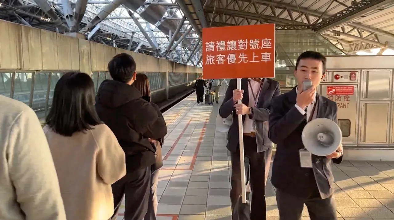 高鐵先前連假時,為防止對號座旅客因擁擠延誤上車,派員於月台宣導禮讓。高鐵提供
