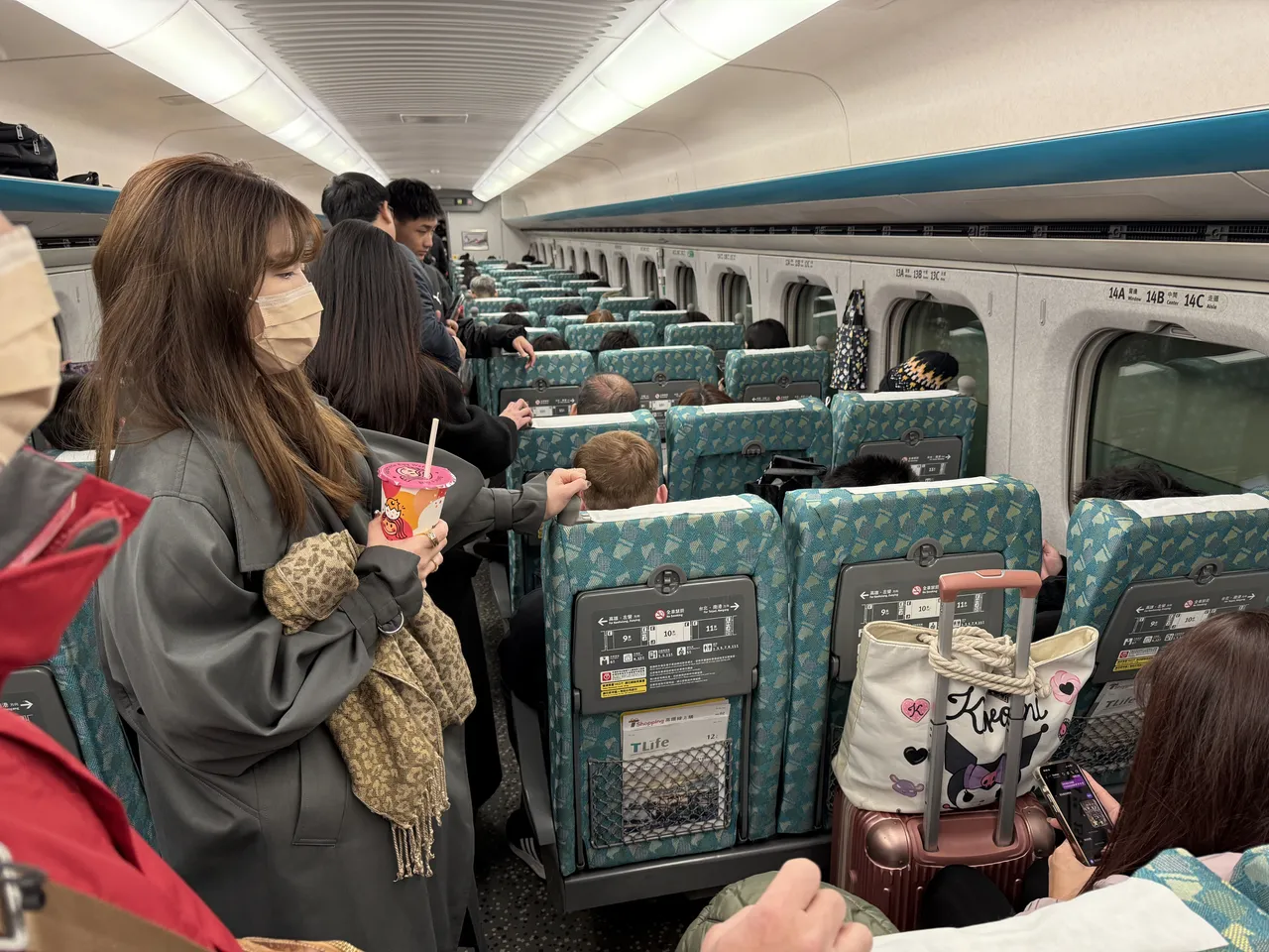 現行搭乘高鐵還有另一問題未解,就是車廂上常會出現行李空間被佔滿的情況。示意圖,資料照
