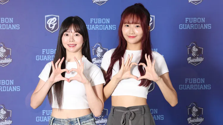 中職富邦悍將專屬啦啦隊Fubon Angels今年選入10名練習生，將以Fubon Angels Mini團名亮相，其中貝兒（左）與陳愉（右）有職籃啦啦隊經驗，對於棒球場上的應援也躍躍欲試。中央社