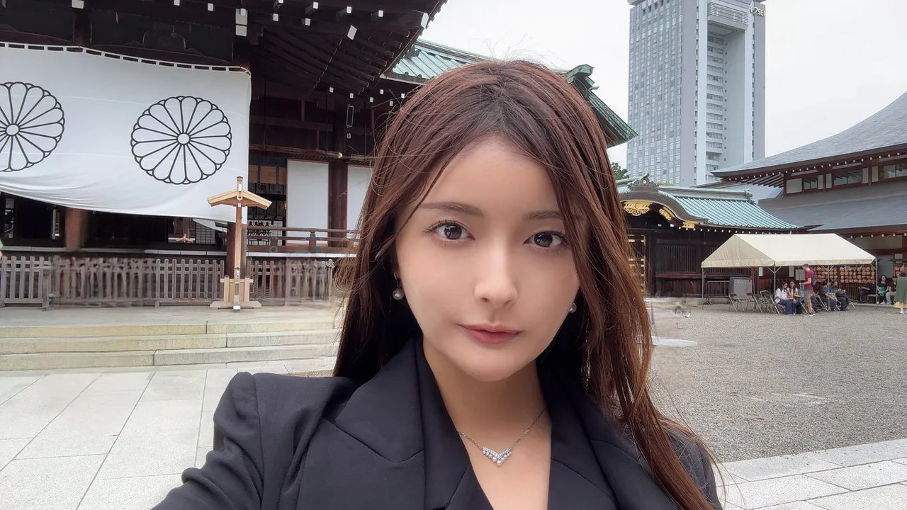 同樣前往靖國神社參拜的東京都港區美女議員新藤加菜。翻攝自X