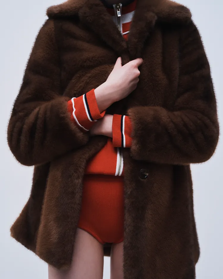 Maje推出帶有賽車風格的紅色連身套裝。品牌提供