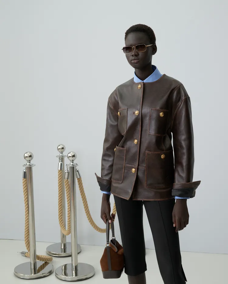 Sandro以無領皮革外套展現出60年代的叛逆感。品牌提供