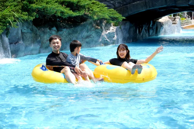 現在四人同行入住麗寶福容，瘋玩水陸雙樂園，一泊一食每人只要2499元。業者提供