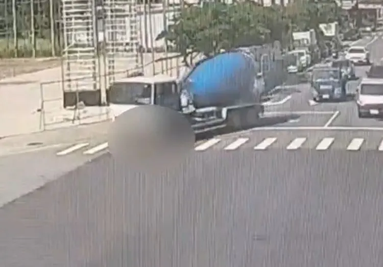 男子被捲入車底。大園警分局提供