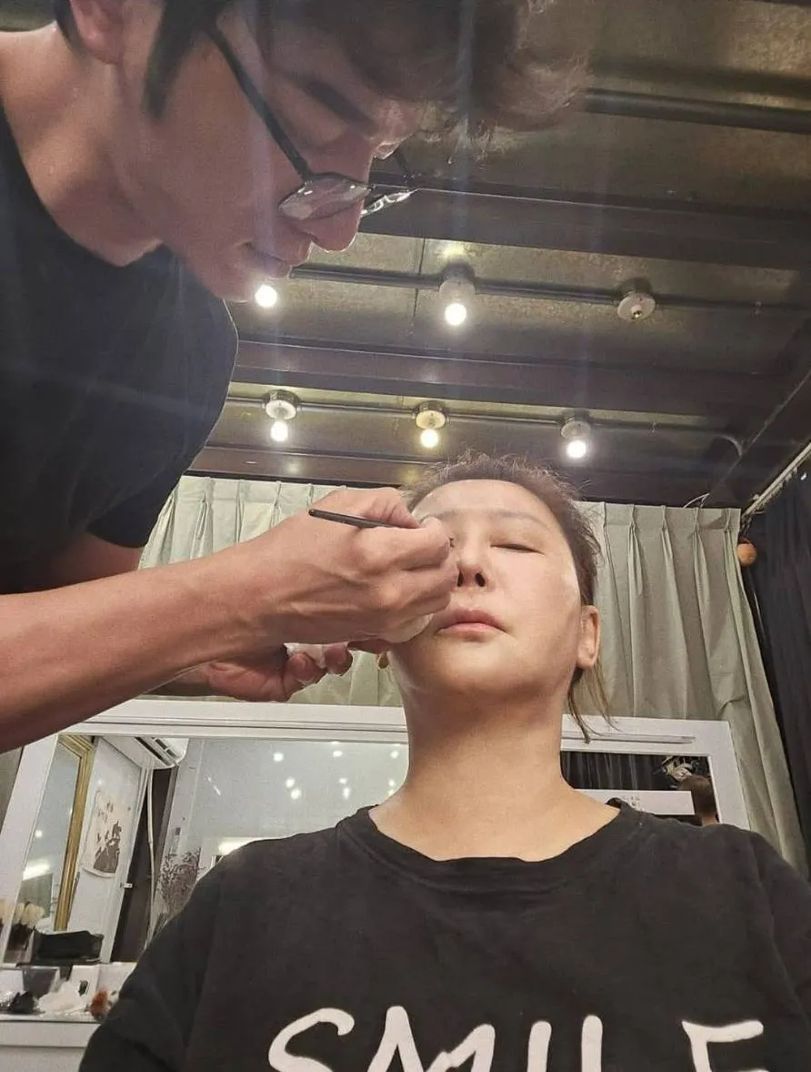 藍心湄昨在林炳存工作室化妝。翻攝藍心湄臉書