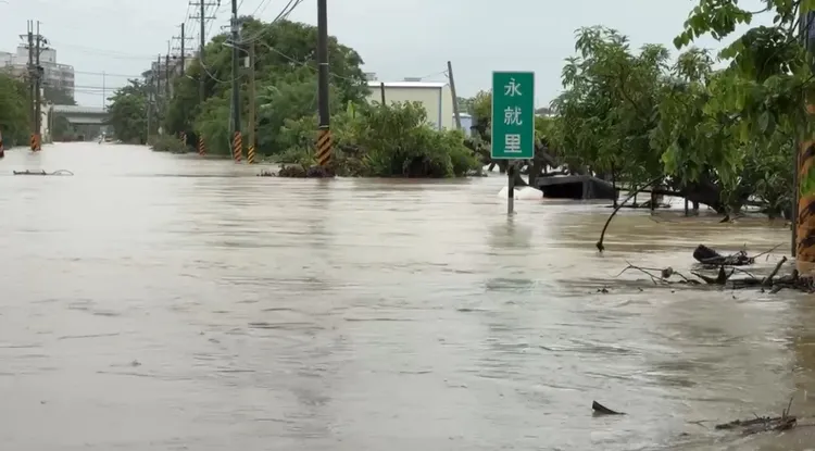 新市區不少路段淹水，深度甚至超過接近腰部。民眾提供