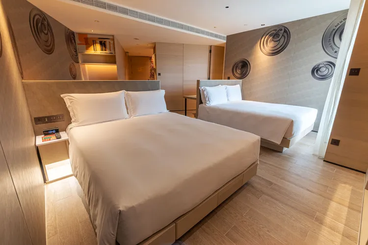 暑期限定登場的《摩登美食家 Foodie Family》一泊二食家庭房專案，一家大小平日每晚 9100 元起，入住擁有獨立起居空間的開放式大套房。高雄英迪格酒店提供