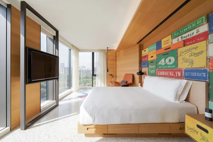 高雄英迪格酒店最受名人網紅青睞的豪華精品房型，擁有大片落地窗及絕佳公園景觀。高雄英迪格酒店提供